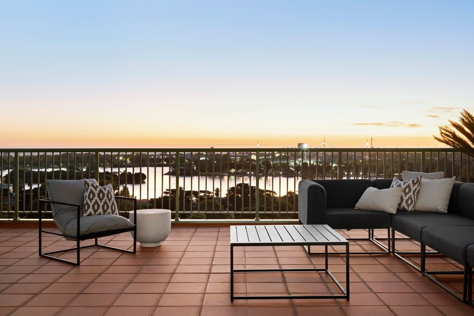 1002/15 Queens Road, Melbourne - Thumbnail 3