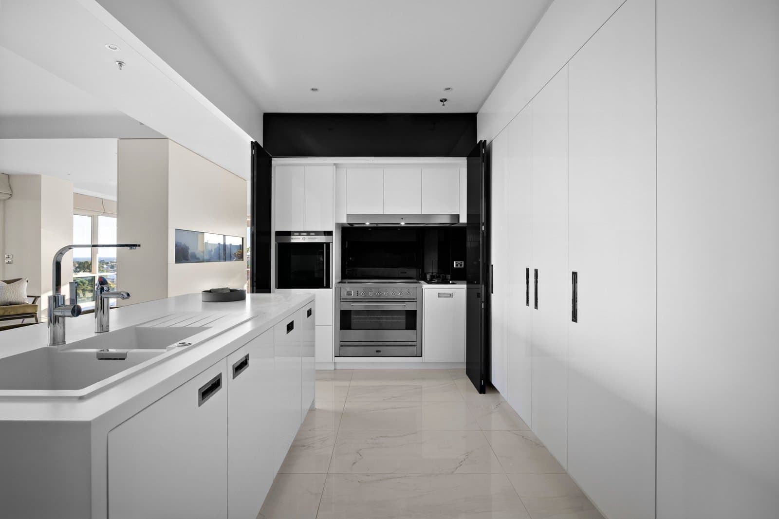 1002/15 Queens Road, Melbourne - Thumbnail 7