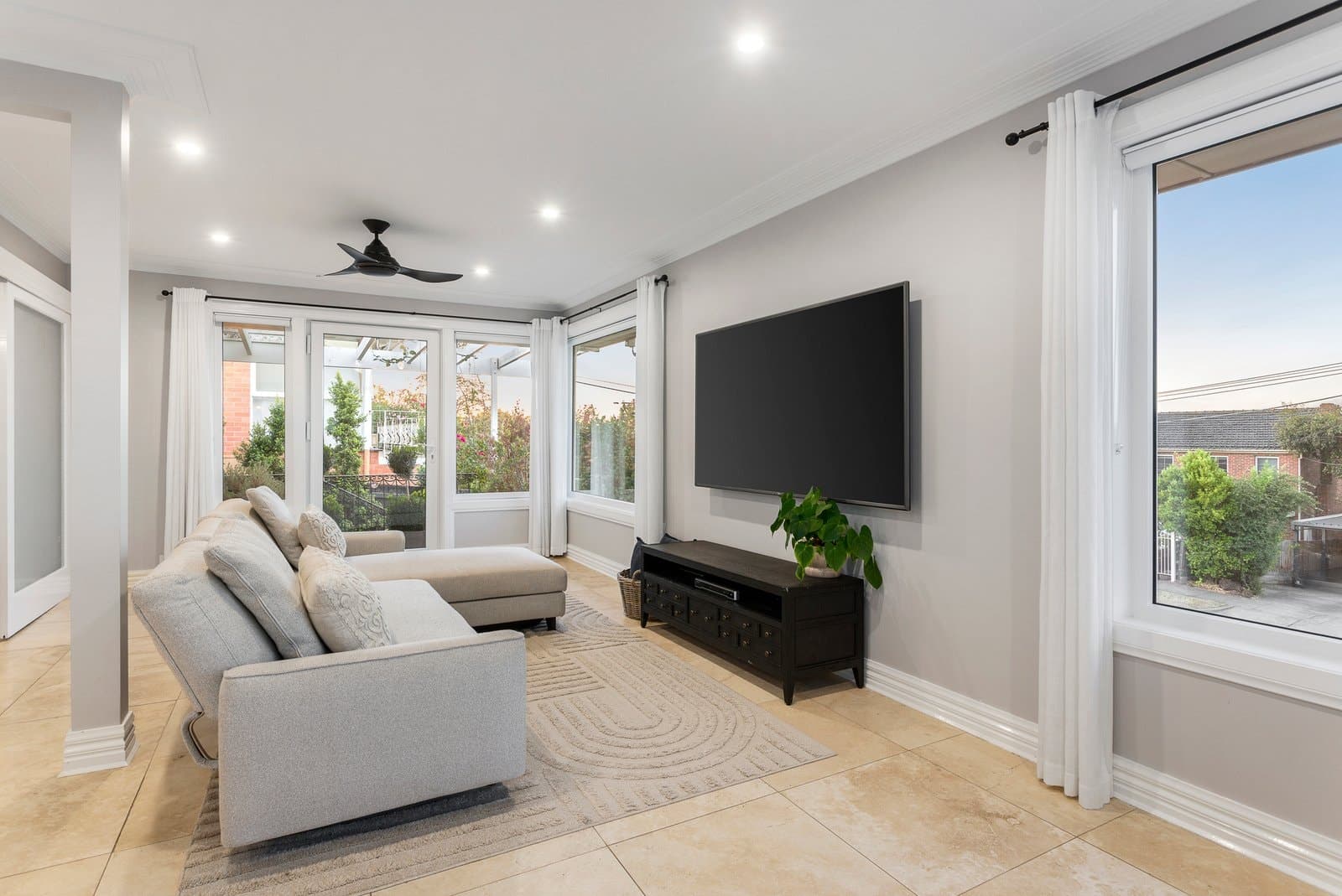 22 Jolie Vue Road, Balwyn North - Thumbnail 2