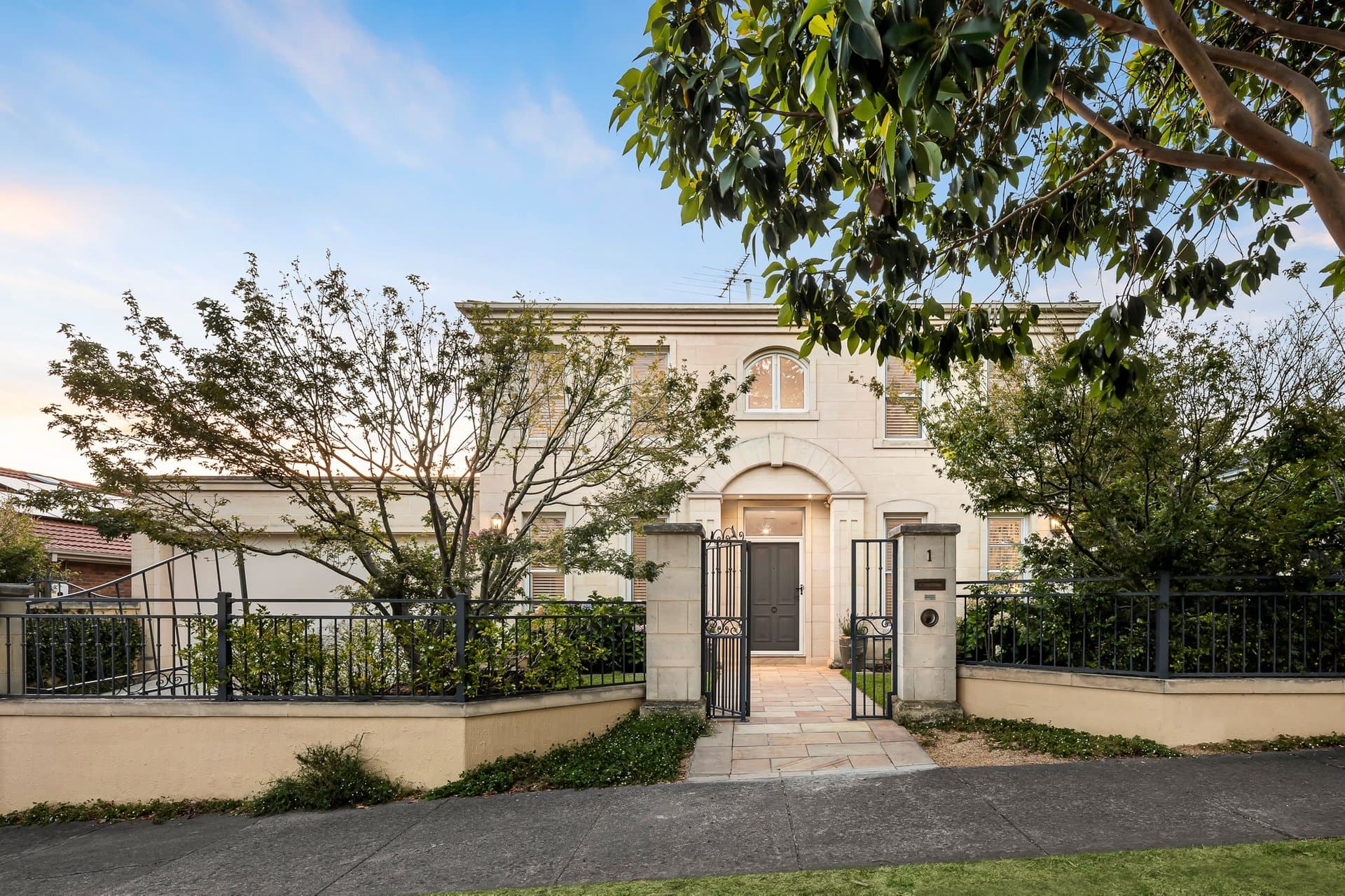 1/2 Clifton Grove, Hawthorn East - Image 1