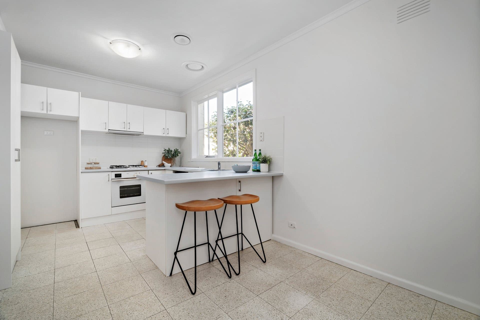 1/20 Outer Crescent, Brighton - Thumbnail 4