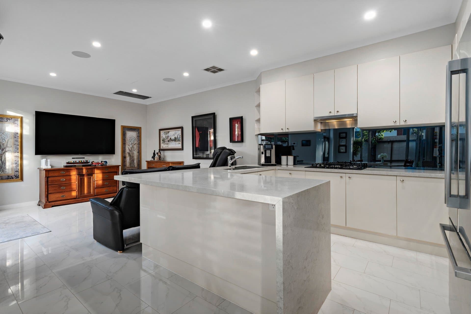 4 Hobsons Bay Parade, Port Melbourne - Thumbnail 2