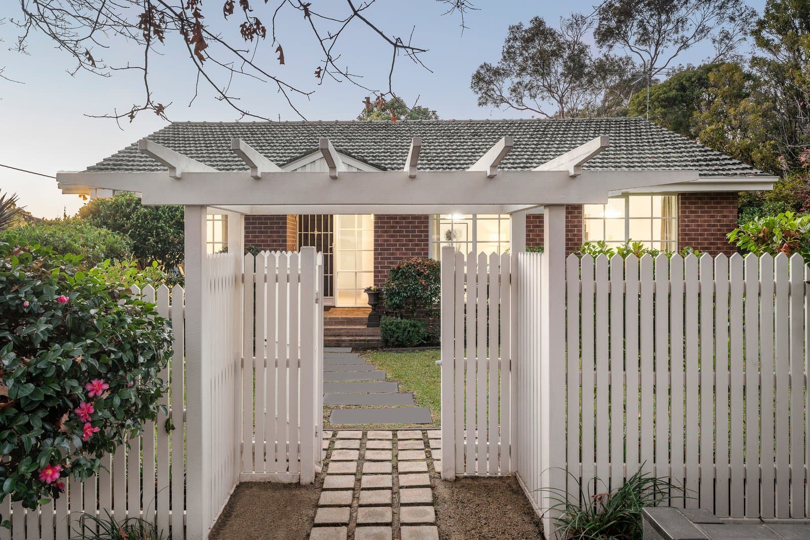 1/15 Essex Road, Surrey Hills - Thumbnail 2