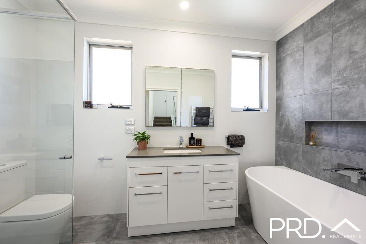 19 Sylvan Grove, PICNIC POINT NSW 2213, Picnic Point - Thumbnail 8