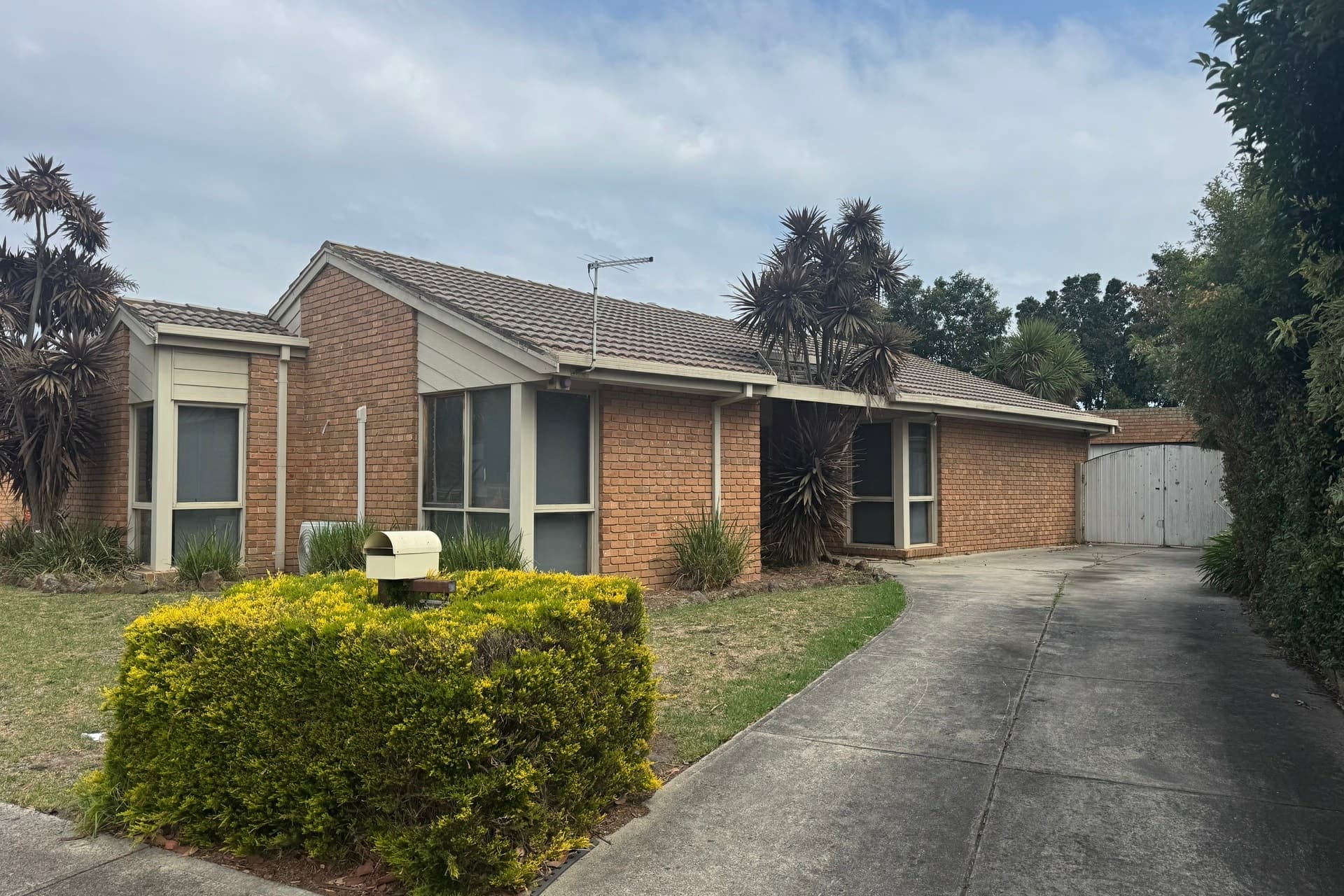 110 Lesdon Avenue, Cranbourne, Cranbourne - Image 1