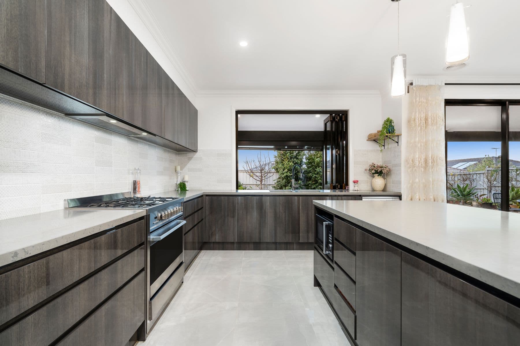 24 Thoroughbred Drive, Clyde North, VIC 3978, Clyde North - Thumbnail 4