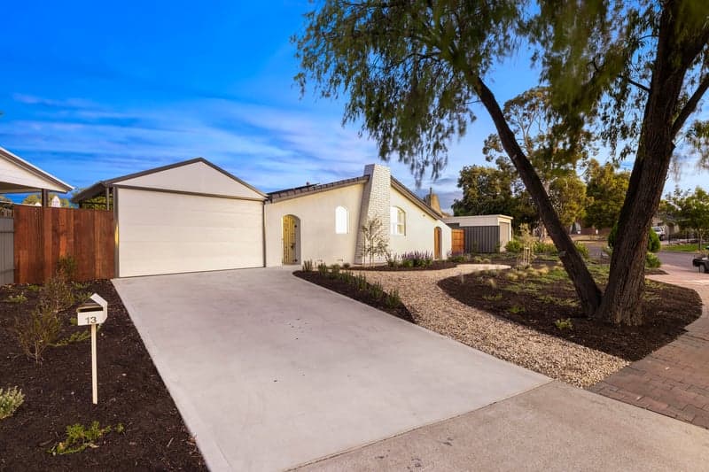 13 De Sassenay Crescent, Modbury Heights - Thumbnail 2