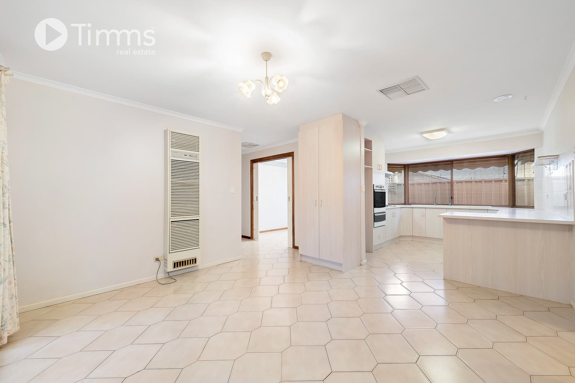 6 Seaspray Court, Seaford Rise - Thumbnail 3