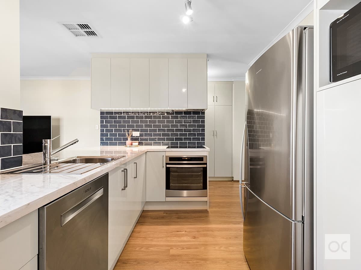 48 Sir James Hardy Way, Woodcroft - Thumbnail 2