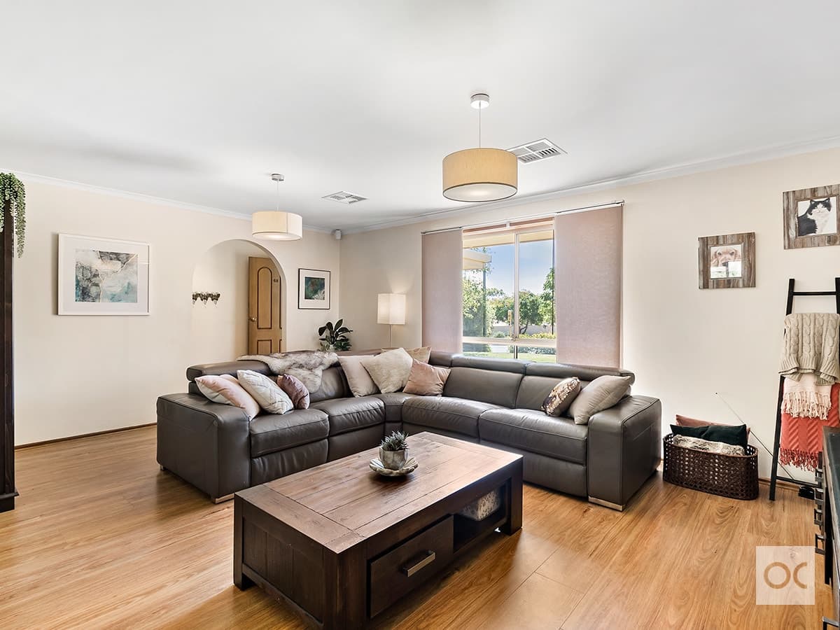 48 Sir James Hardy Way, Woodcroft - Thumbnail 5