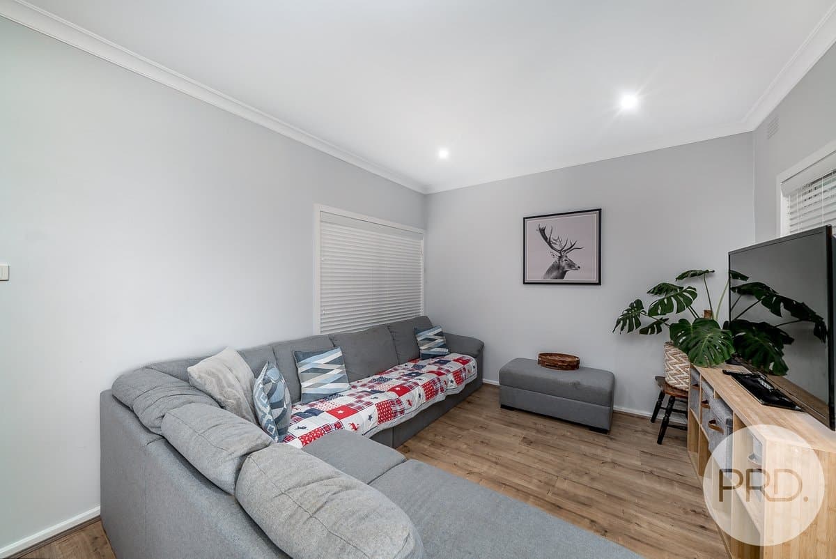 11 Fernleigh Road, TURVEY PARK NSW 2650, Turvey Park - Thumbnail 2