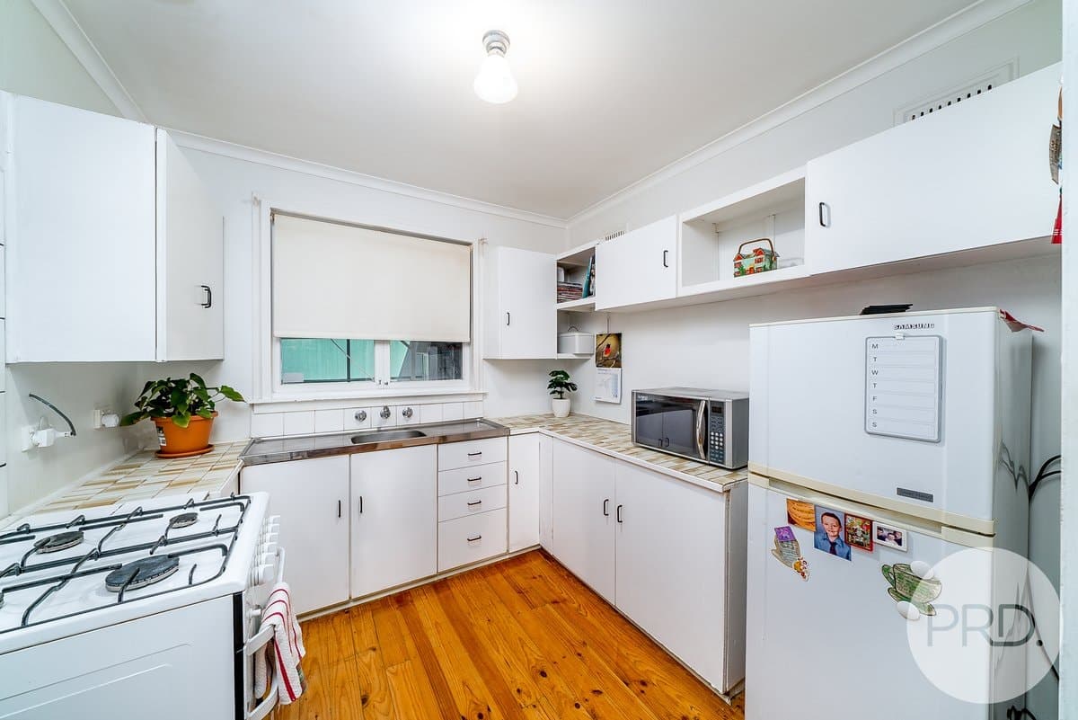 11 Chifley Crescent, KOORINGAL NSW 2650, Kooringal - Thumbnail 2