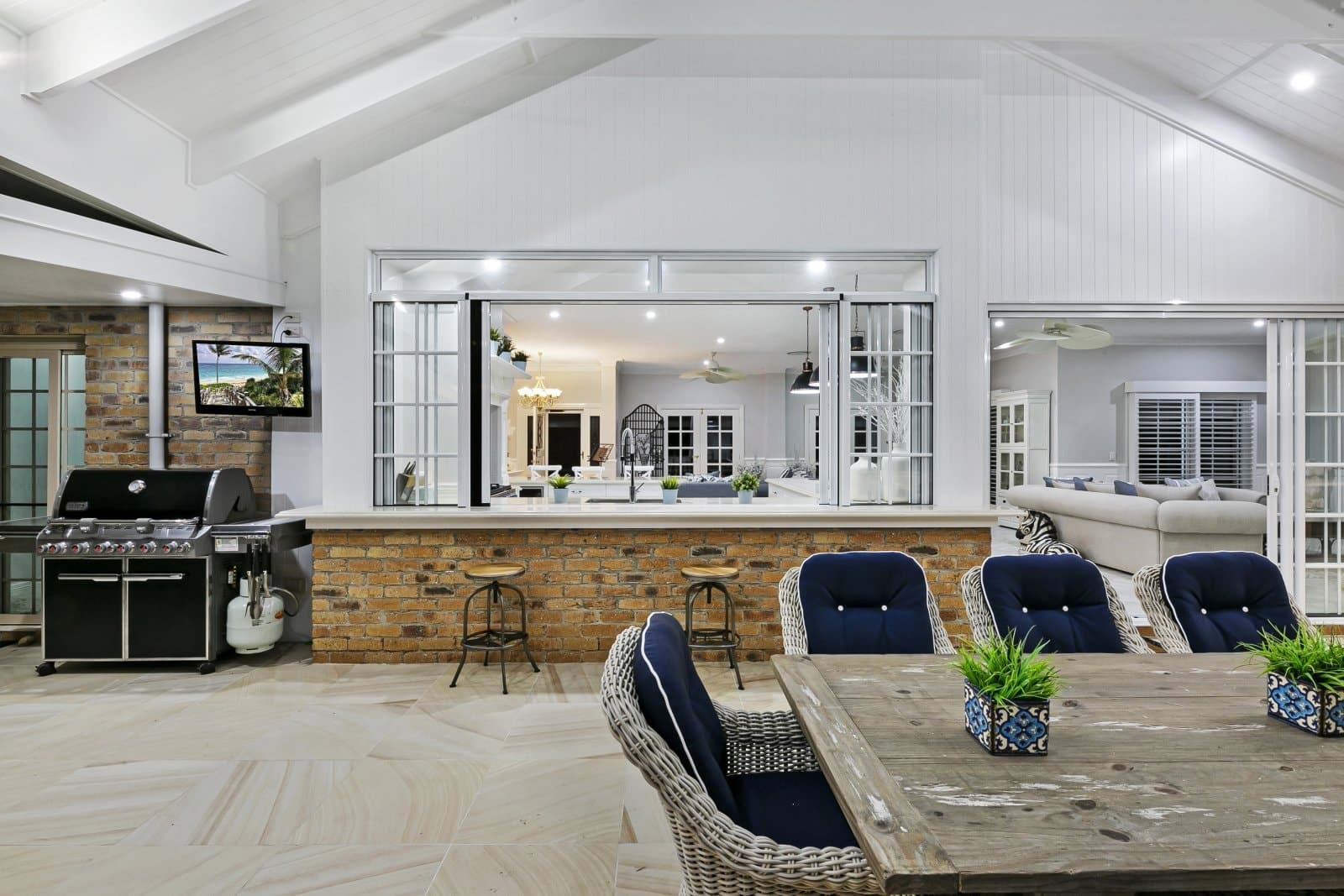 2 Rosebank Court, TALLEBUDGERA QLD 4228, Tallebudgera - Thumbnail 2