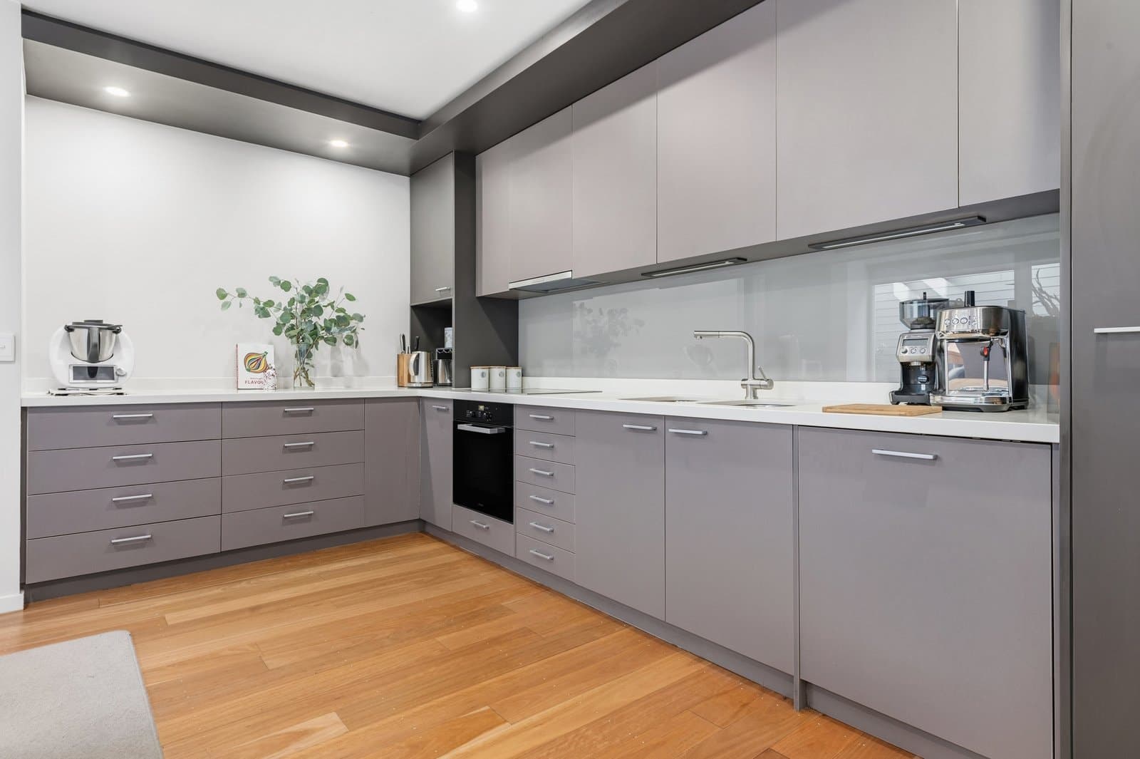 8 Lang Street, South Yarra - Thumbnail 4