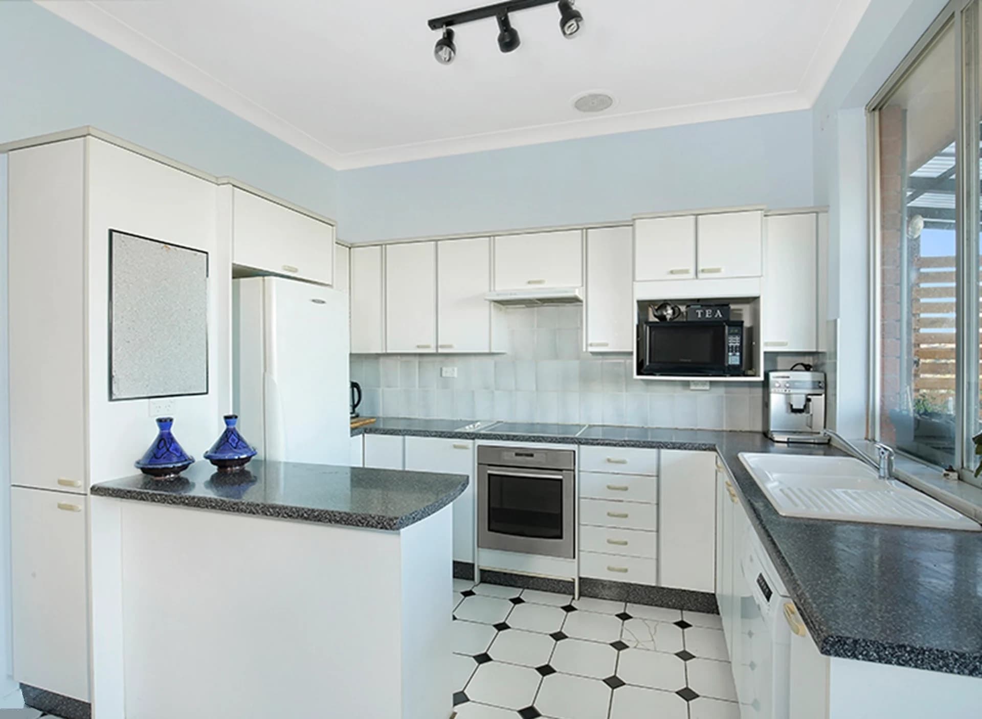 15 Beveles Avenue, UNANDERRA NSW 2526, Unanderra - Image 1