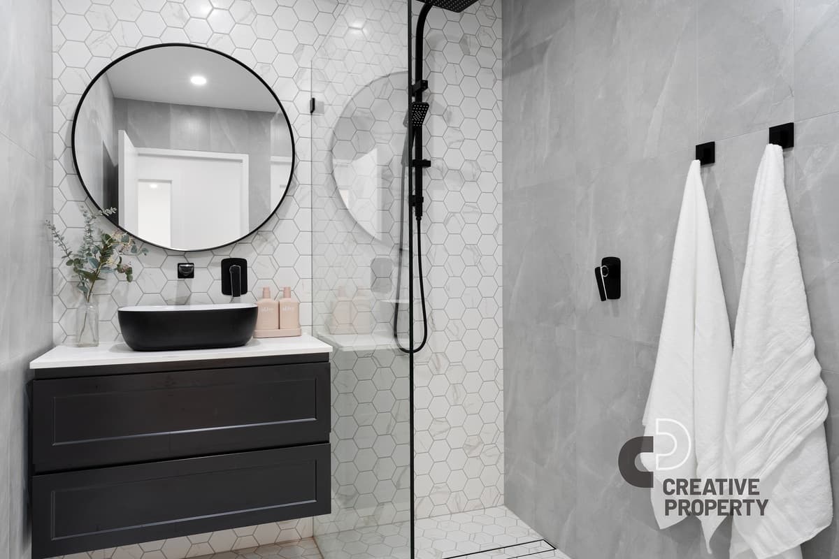 42 Cambronne Parade, Elermore Vale, Elermore Vale - Thumbnail 3