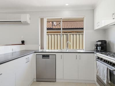 11 Estcourt Road, REDCLIFFE, Redcliffe - Thumbnail 4
