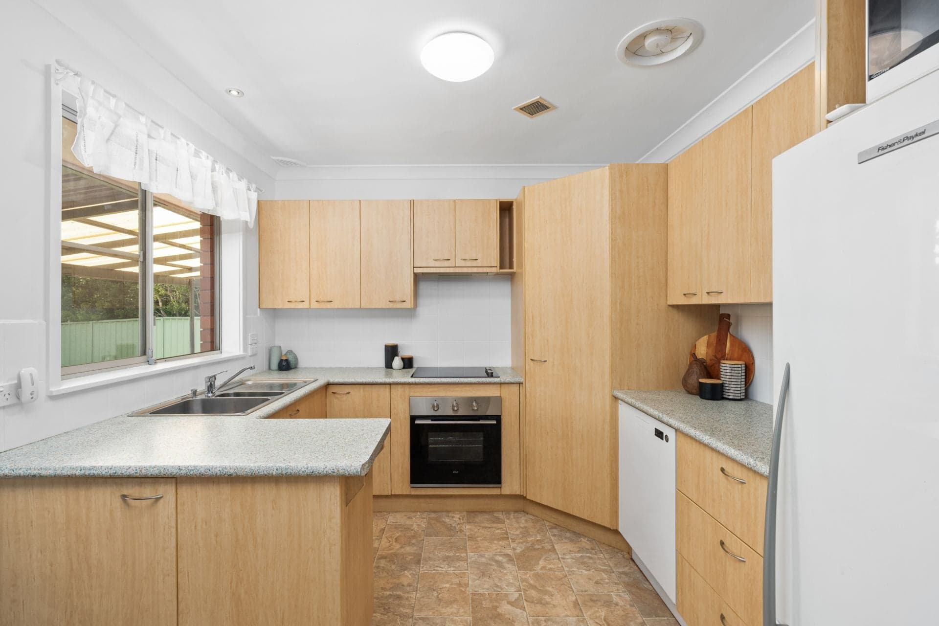 1 Amber Crescent, Point Clare, Point Clare - Thumbnail 5