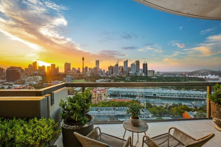 Just a moment..., Potts Point - Thumbnail 2