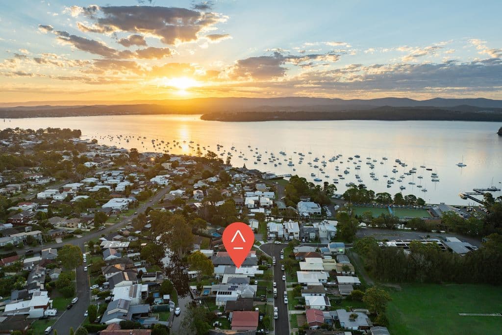 17 St Johns Drive, Croudace Bay - Thumbnail 2