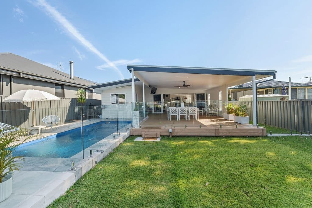 17 St Johns Drive, Croudace Bay - Thumbnail 4