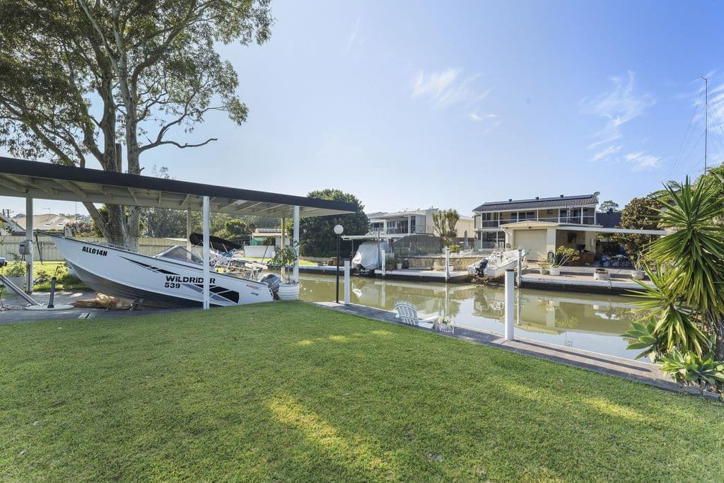 17 St Johns Drive, Croudace Bay - Thumbnail 5