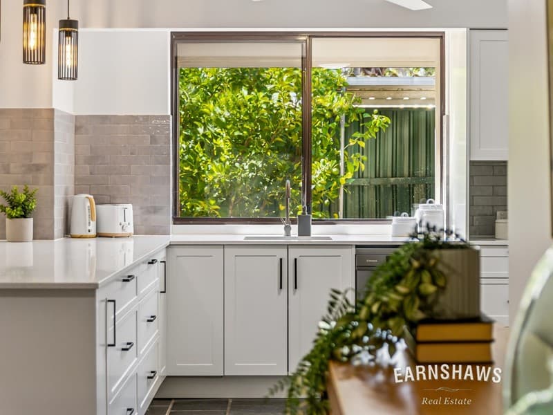 33 Burton Retreat, Stratton, Stratton - Image 1
