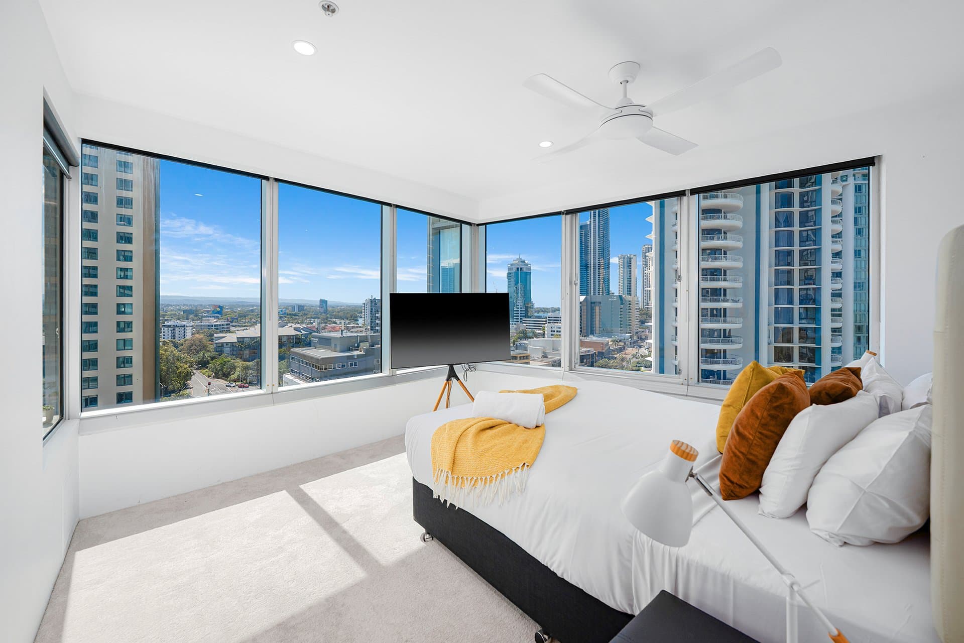 1001/9 Hamilton Avenue, Surfers Paradise - Thumbnail 2