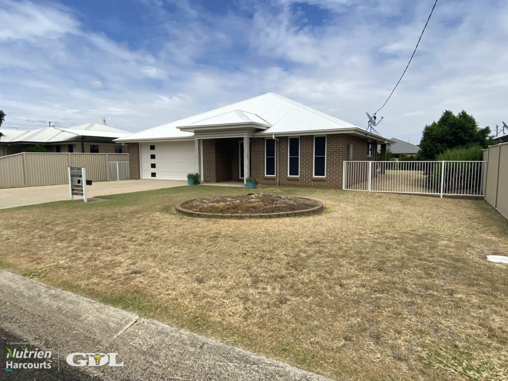 7 Bishop Drive, MILES QLD 4415, Miles - Thumbnail 2