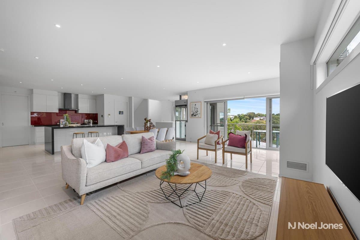 14 Hazelview Pocket, Croydon North - Thumbnail 2