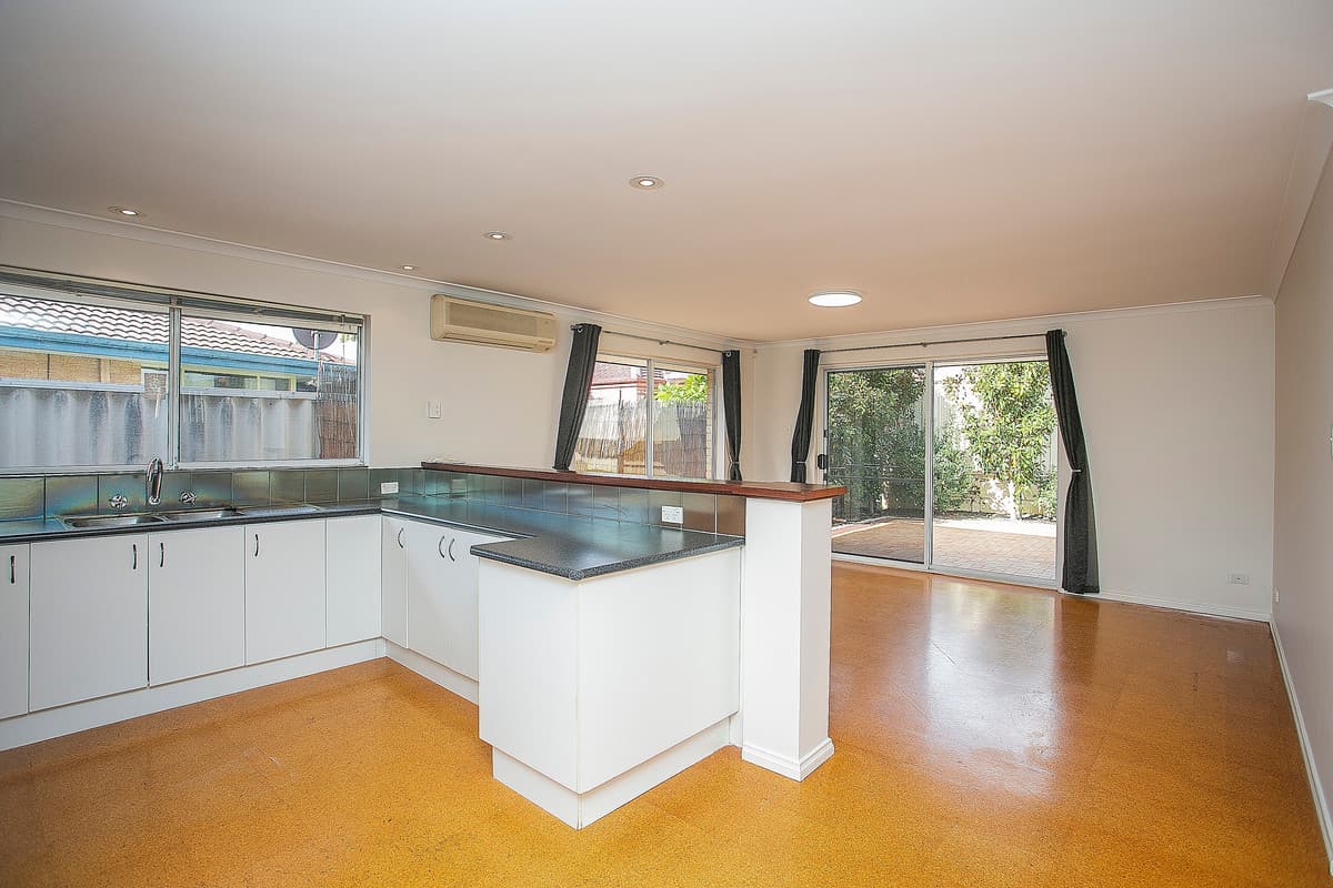 18 Treffone Street, Redcliffe, WA, Redcliffe - Thumbnail 2