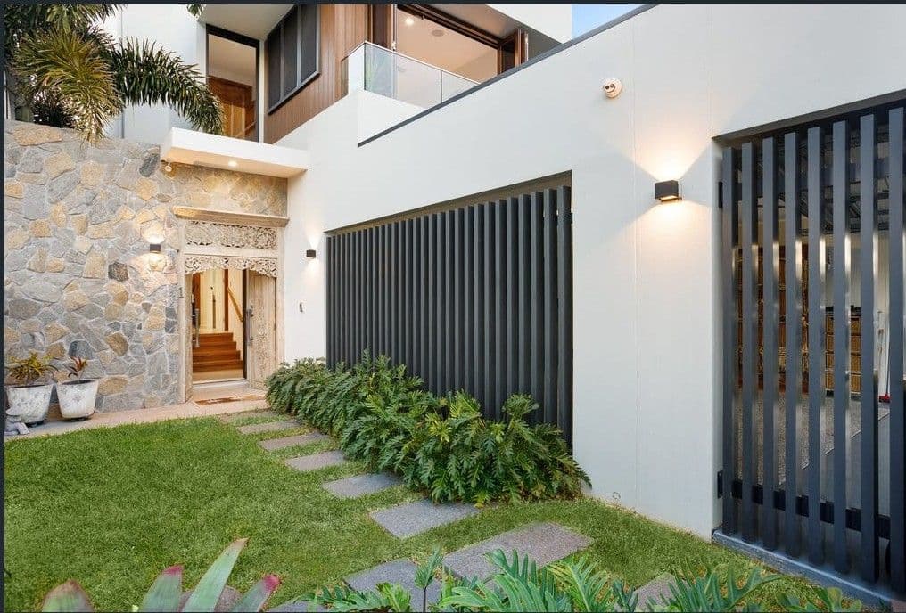 28 Evandale Crescent, Miami QLD 4220, Miami - Thumbnail 3