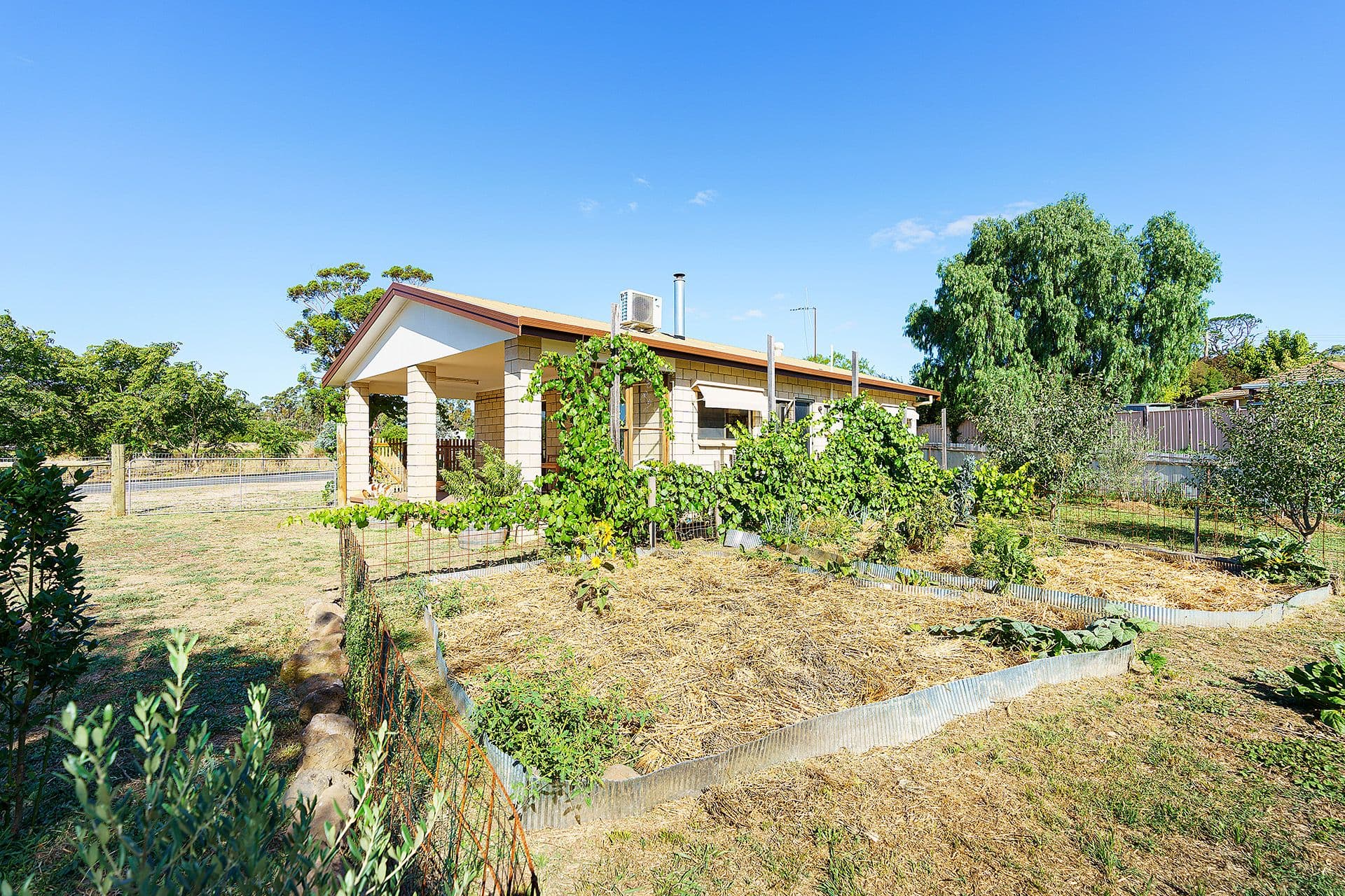 6 Fryers Road, Campbells Creek - Thumbnail 2