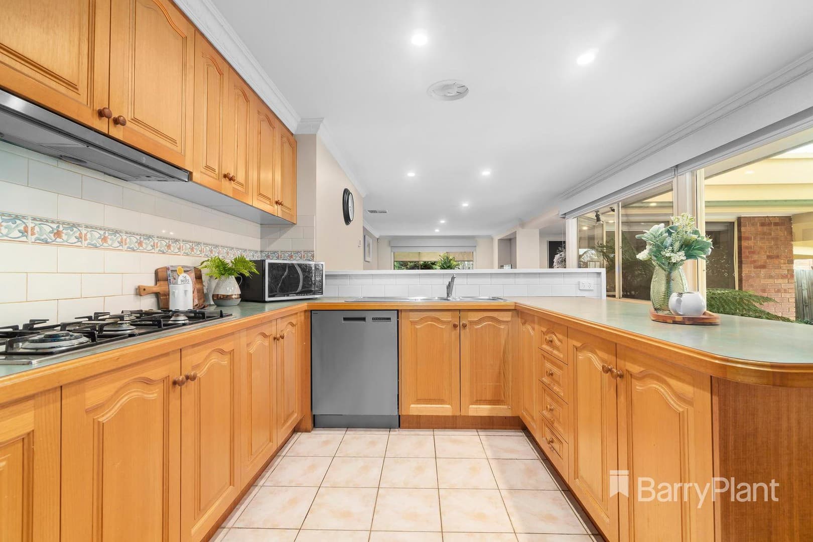 28 Wagstaff Drive, Mill Park, VIC 3082, Mill Park - Thumbnail 4
