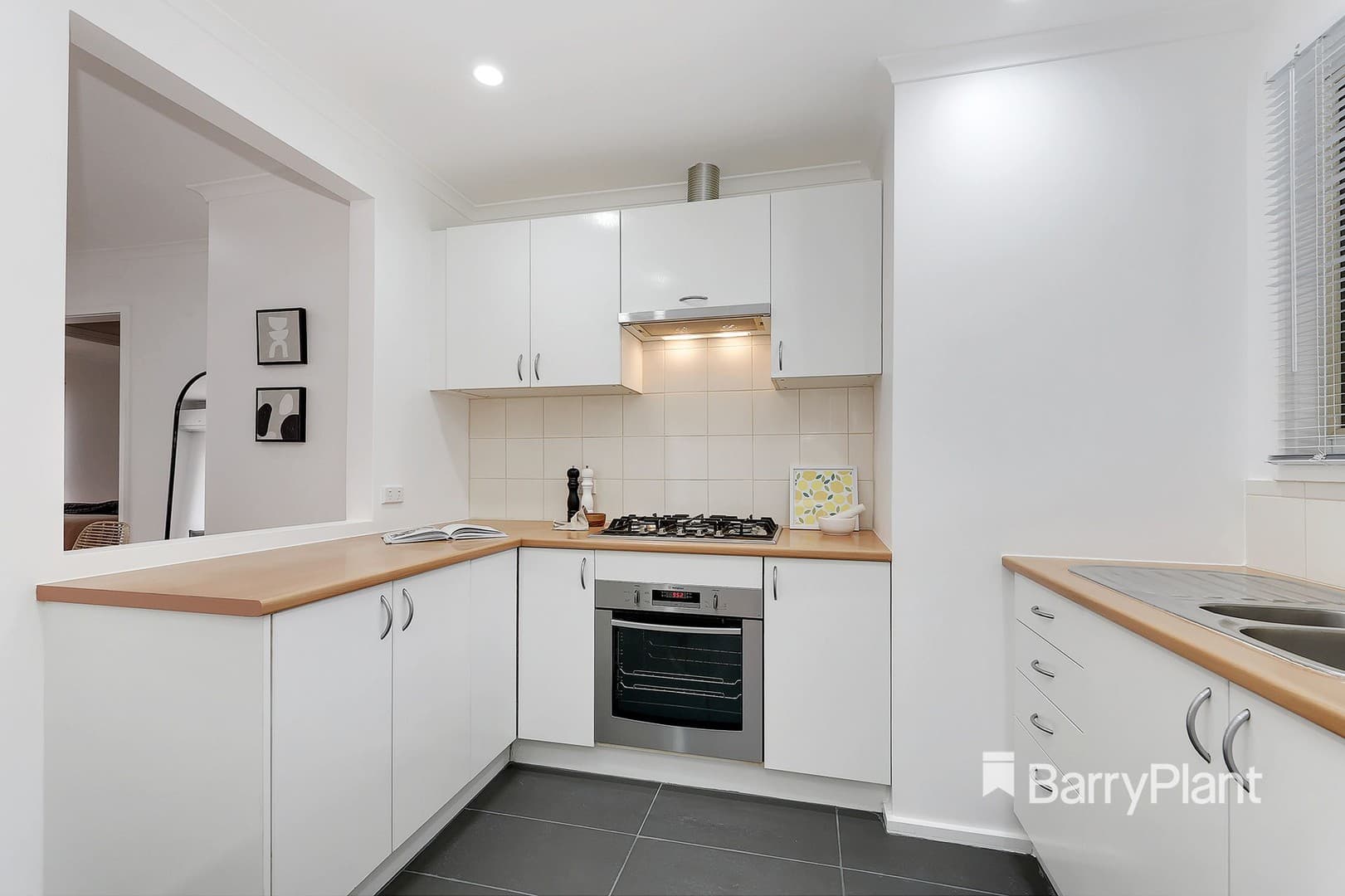 7/9 Royal AvenueEssendon North, VIC 3041, Essendon North - Thumbnail 2