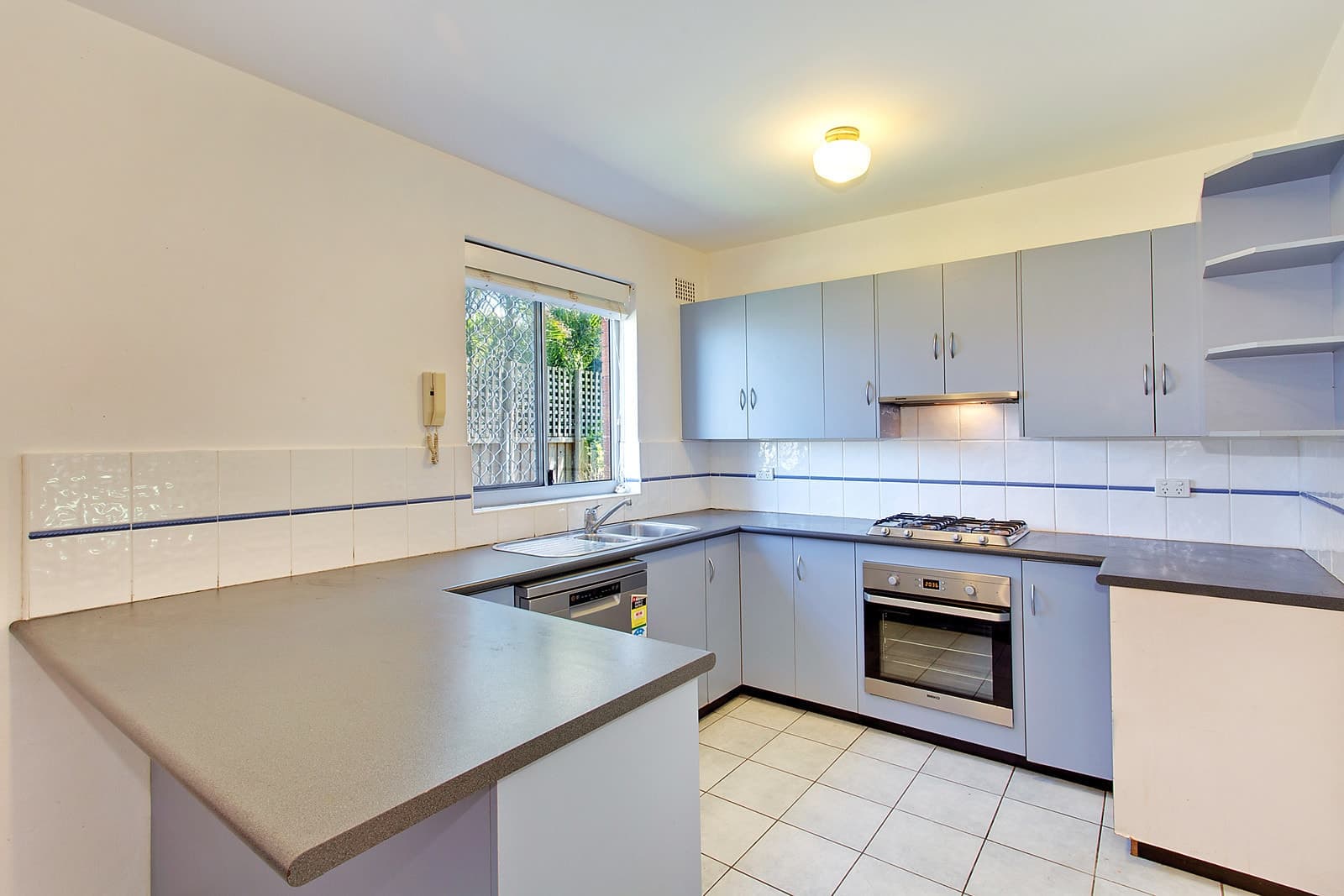 3/70 Harbord Road, Freshwater, Freshwater - Thumbnail 2