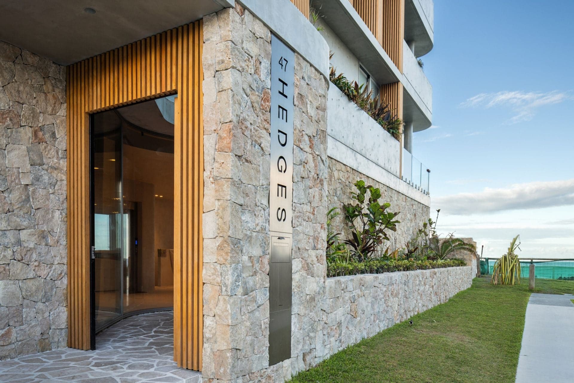 47 Hedges Avenue, Mermaid Beach - Thumbnail 3