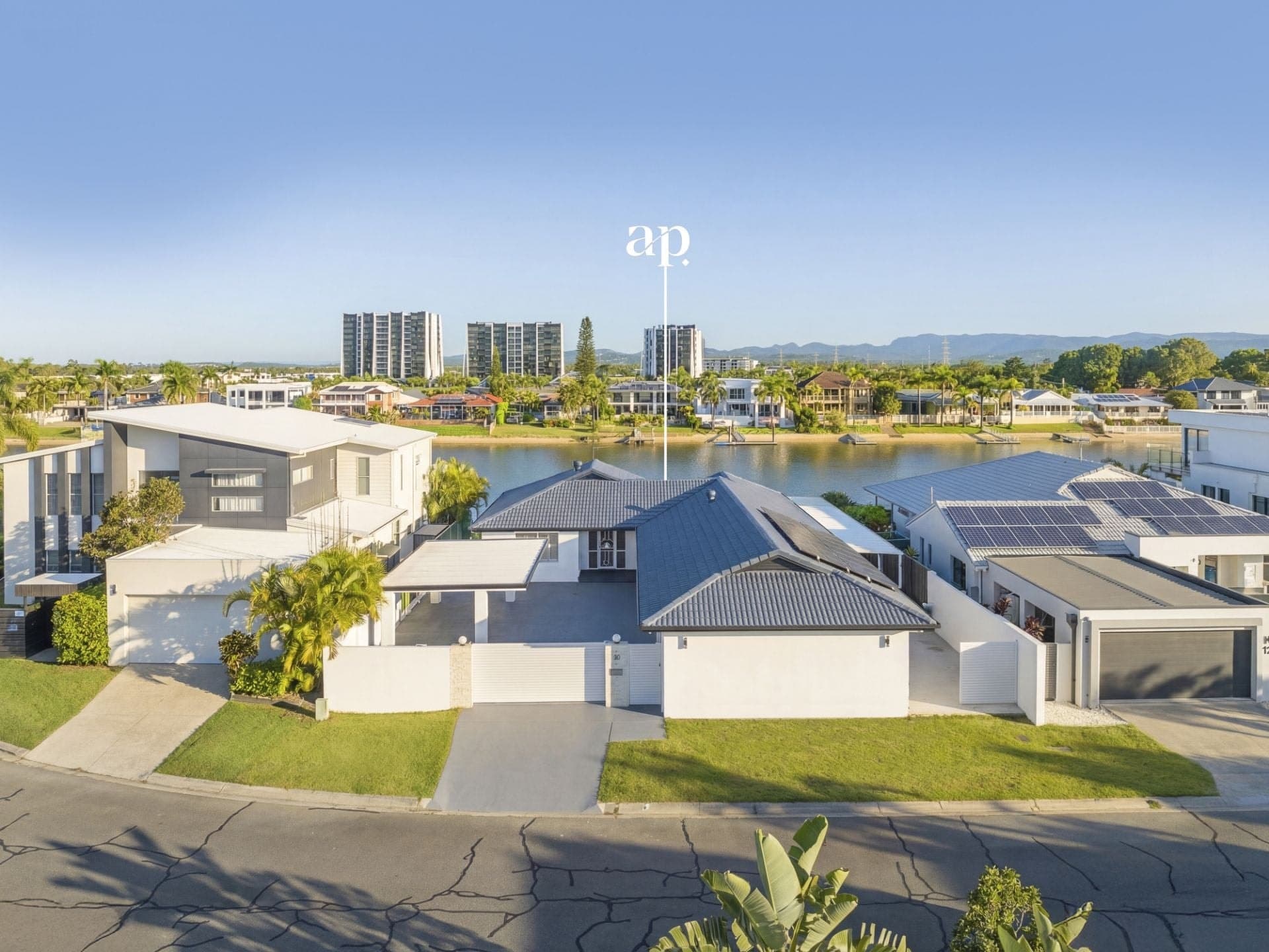 15 Yunga Court, Broadbeach Waters - Thumbnail 4
