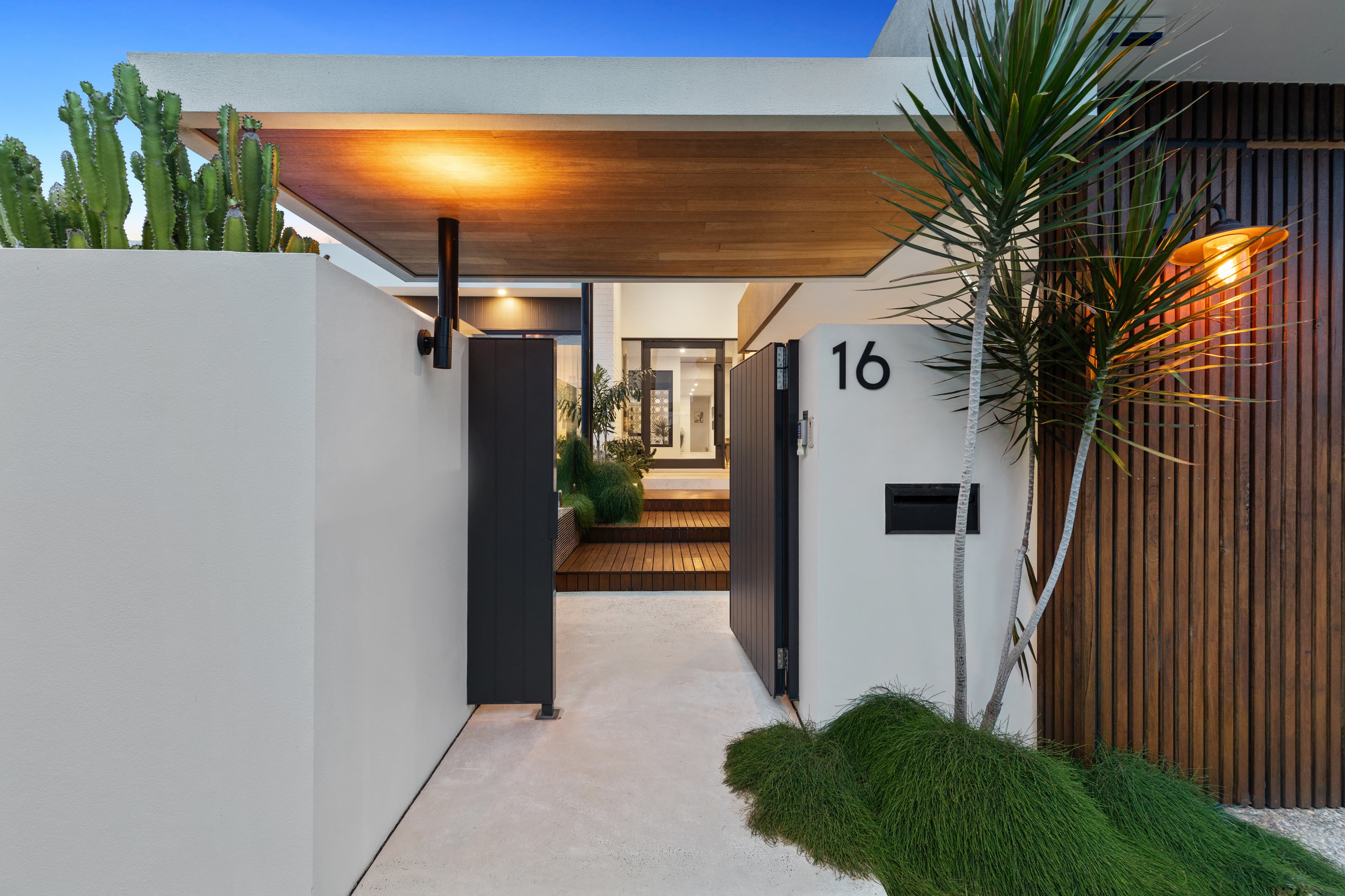 16 Sandpiper Drive, Burleigh Waters, Burleigh Waters - Thumbnail 3