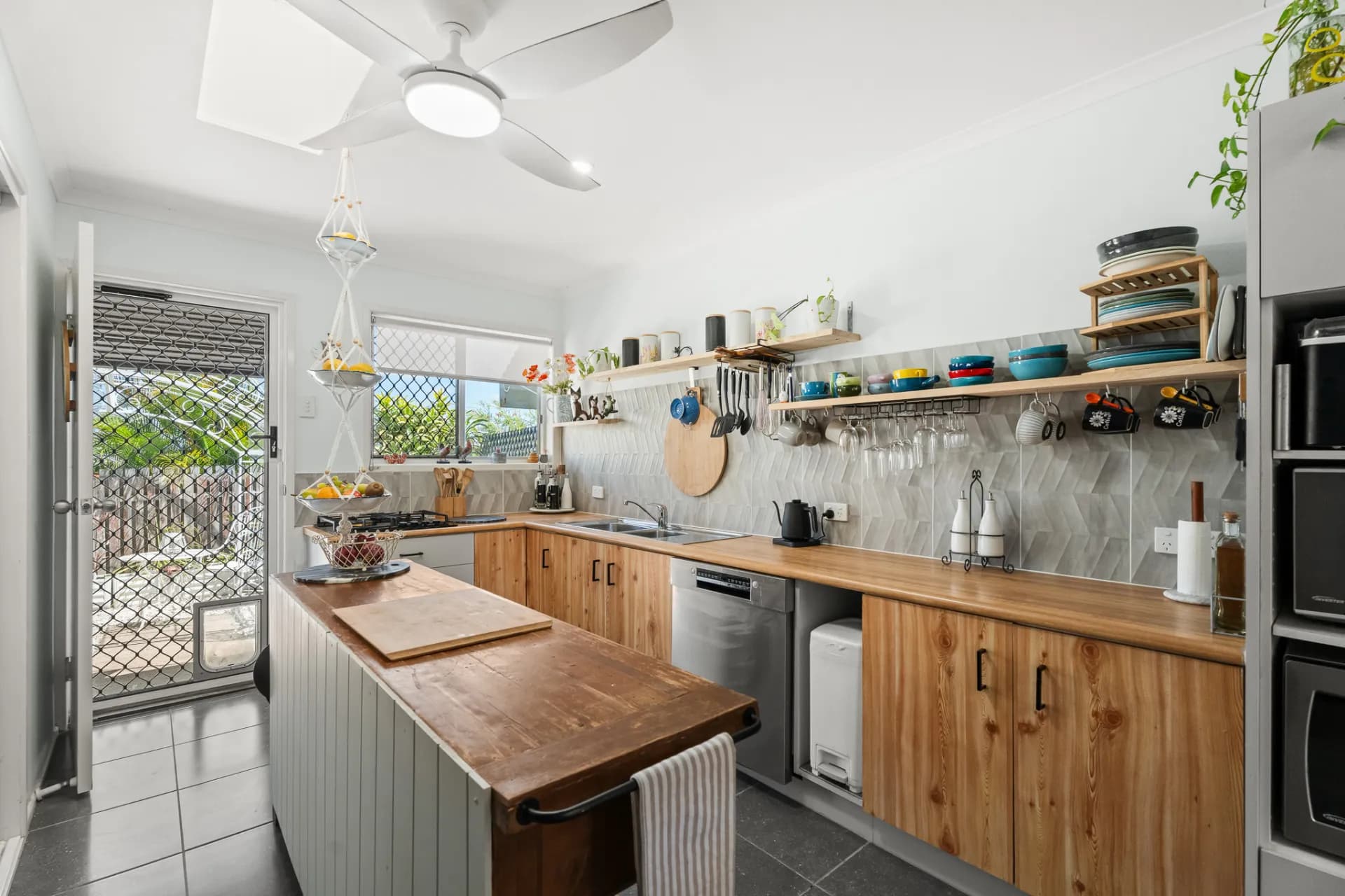 2/36 SAUNDERS Street, Point Vernon, QLD, Point Vernon - Thumbnail 4