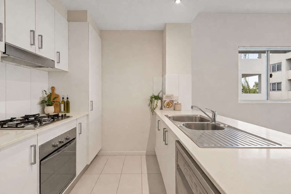 28 Ferry Road, West End - Thumbnail 2