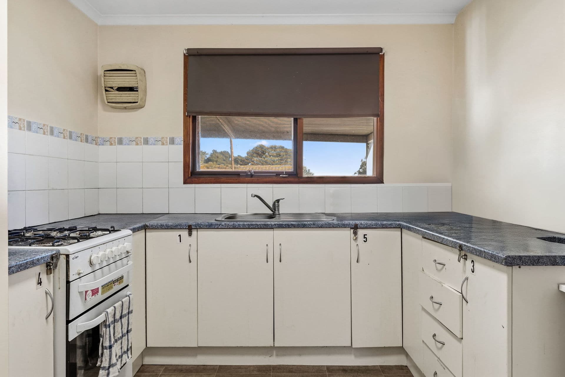 11 Arnhem Crescent, Hackham West - Thumbnail 2