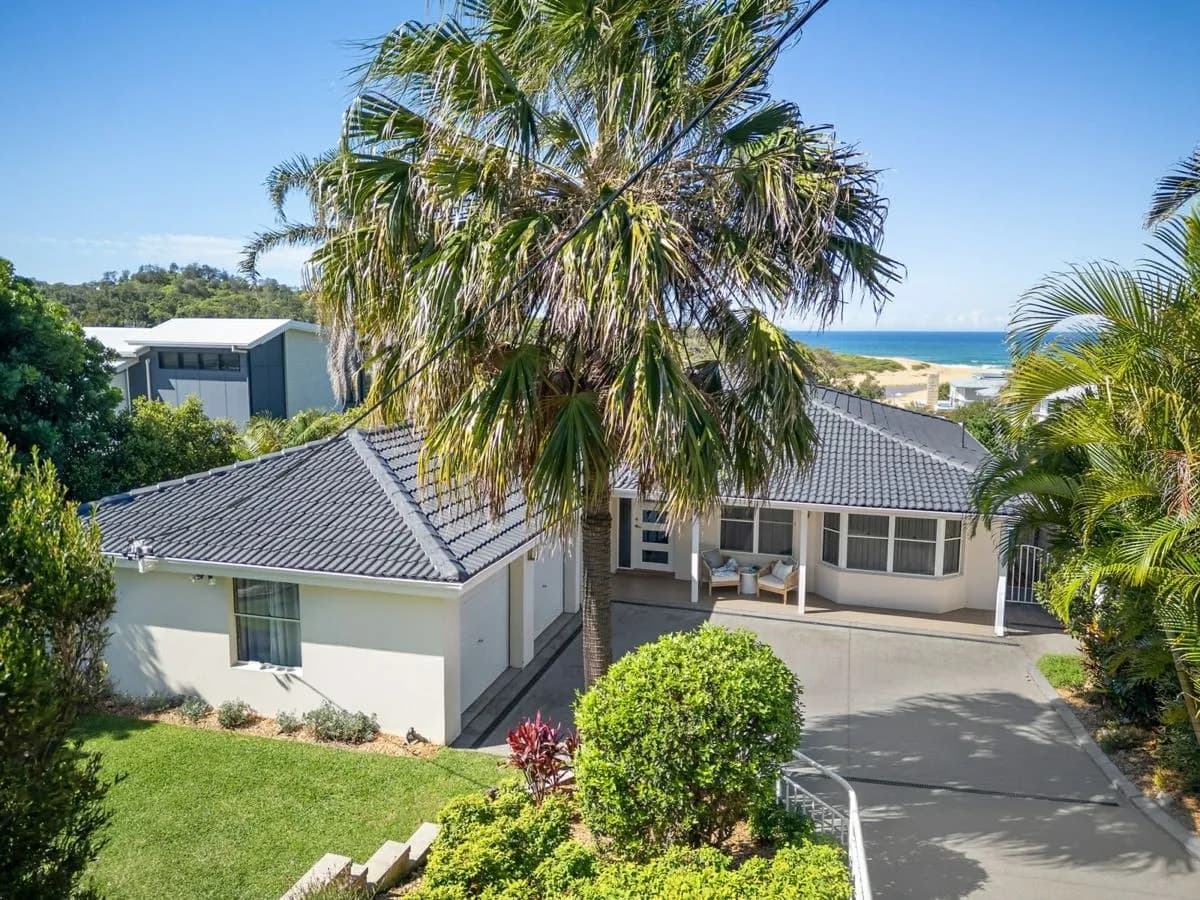 143 Ocean View Drive, WAMBERAL, Wamberal - Image 1