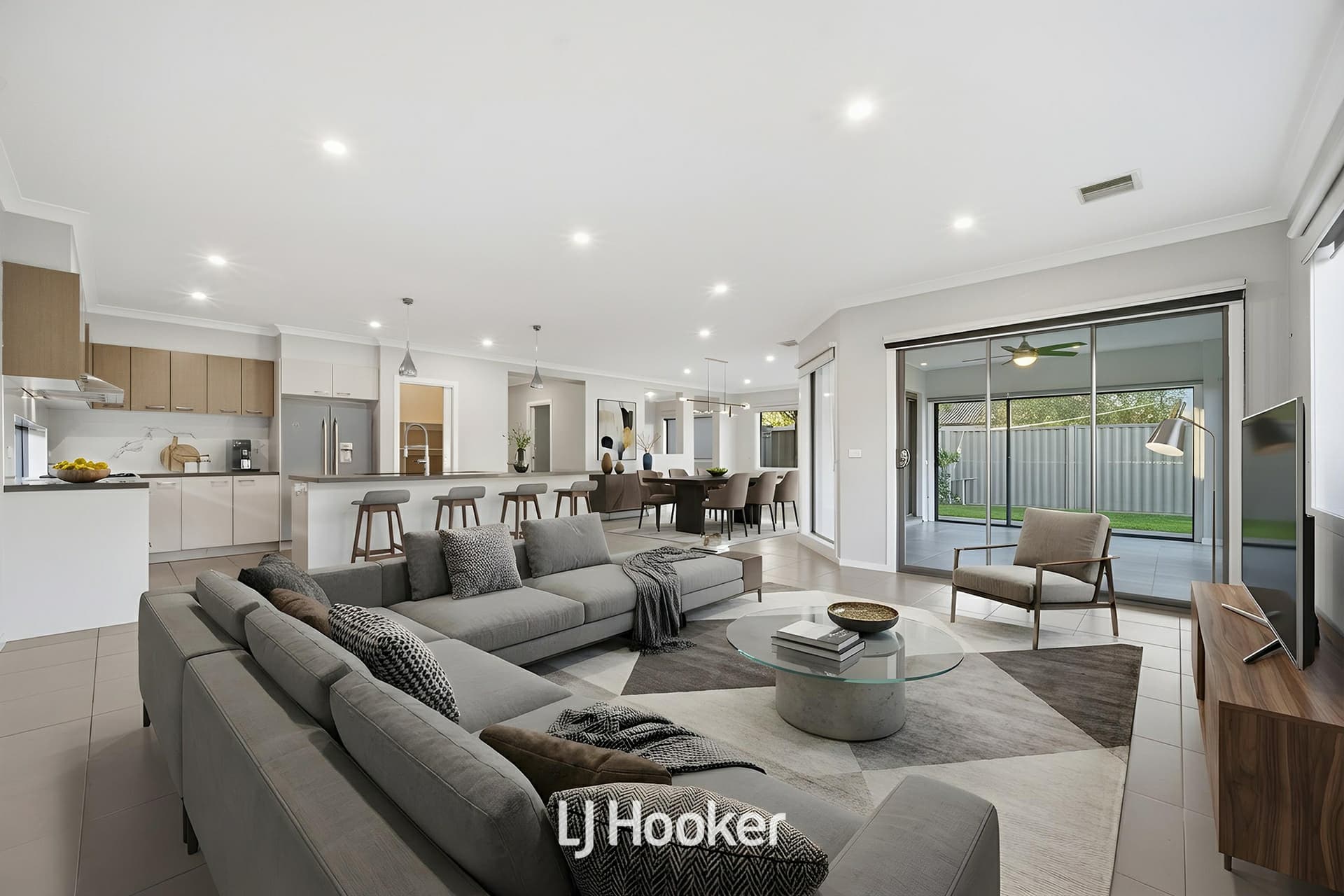 19 Mcewan Drive, Cranbourne East, Cranbourne East - Thumbnail 3