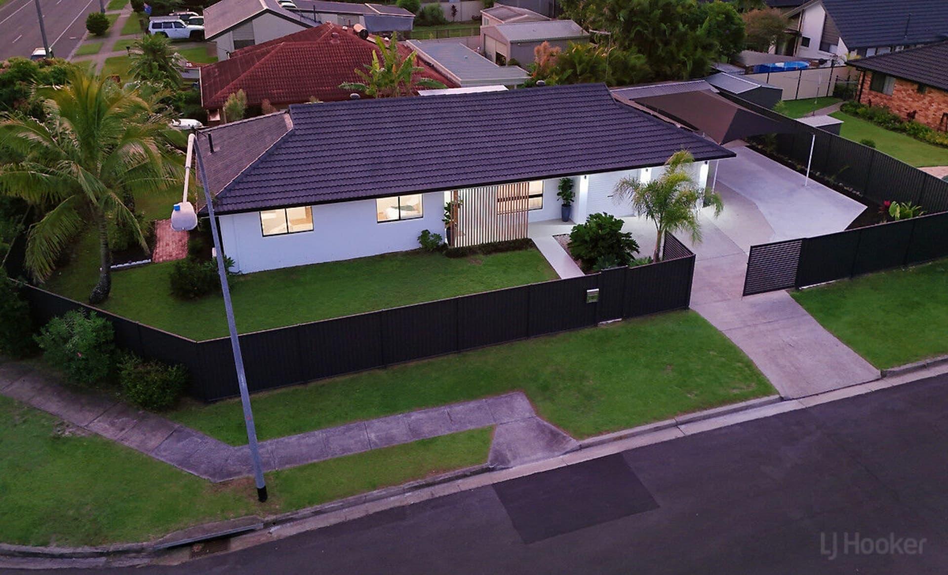 2 Burrendong Road, Coombabah, Coombabah - Image 1