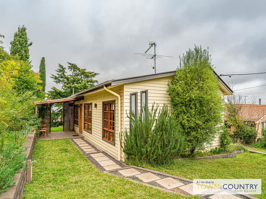 27 Laurence Avenue, Armidale - Image 1