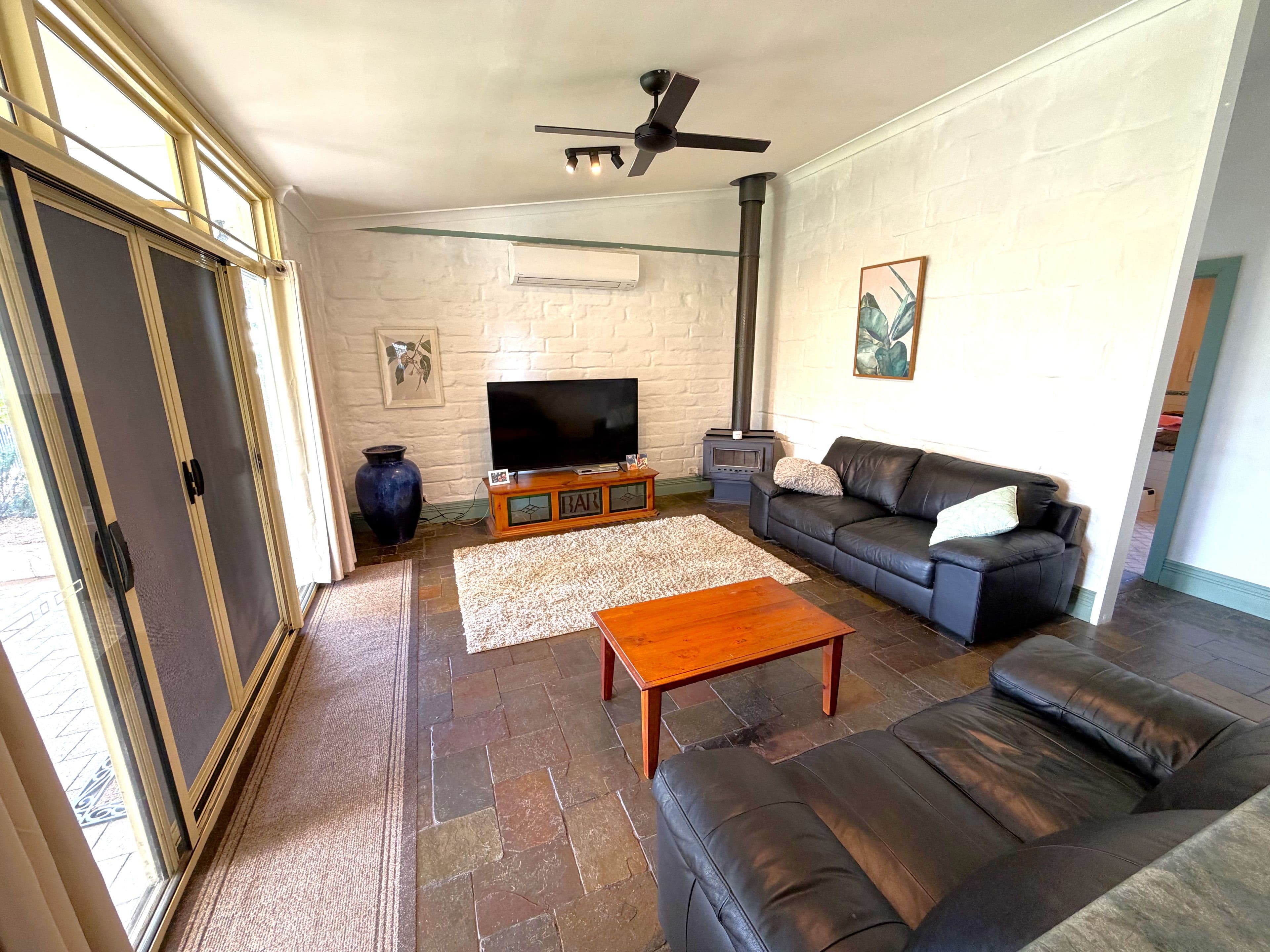 98 Russell Street, Deniliquin NSW 2710, Deniliquin - Thumbnail 2