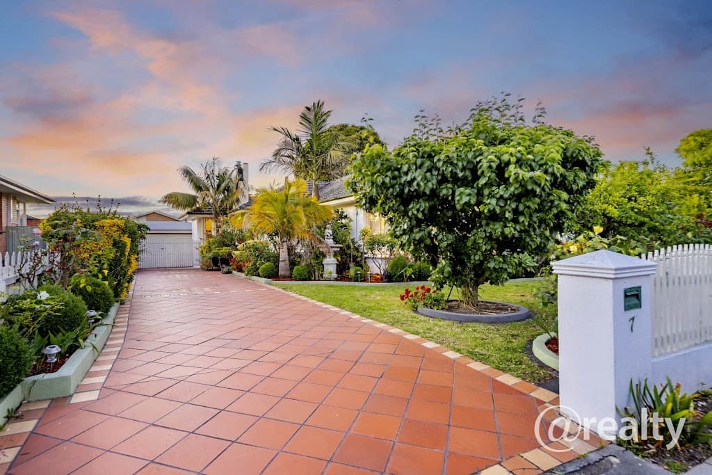7 Viewpoint Avenue, Glen Waverley, VIC, 3150, Glen Waverley - Thumbnail 2