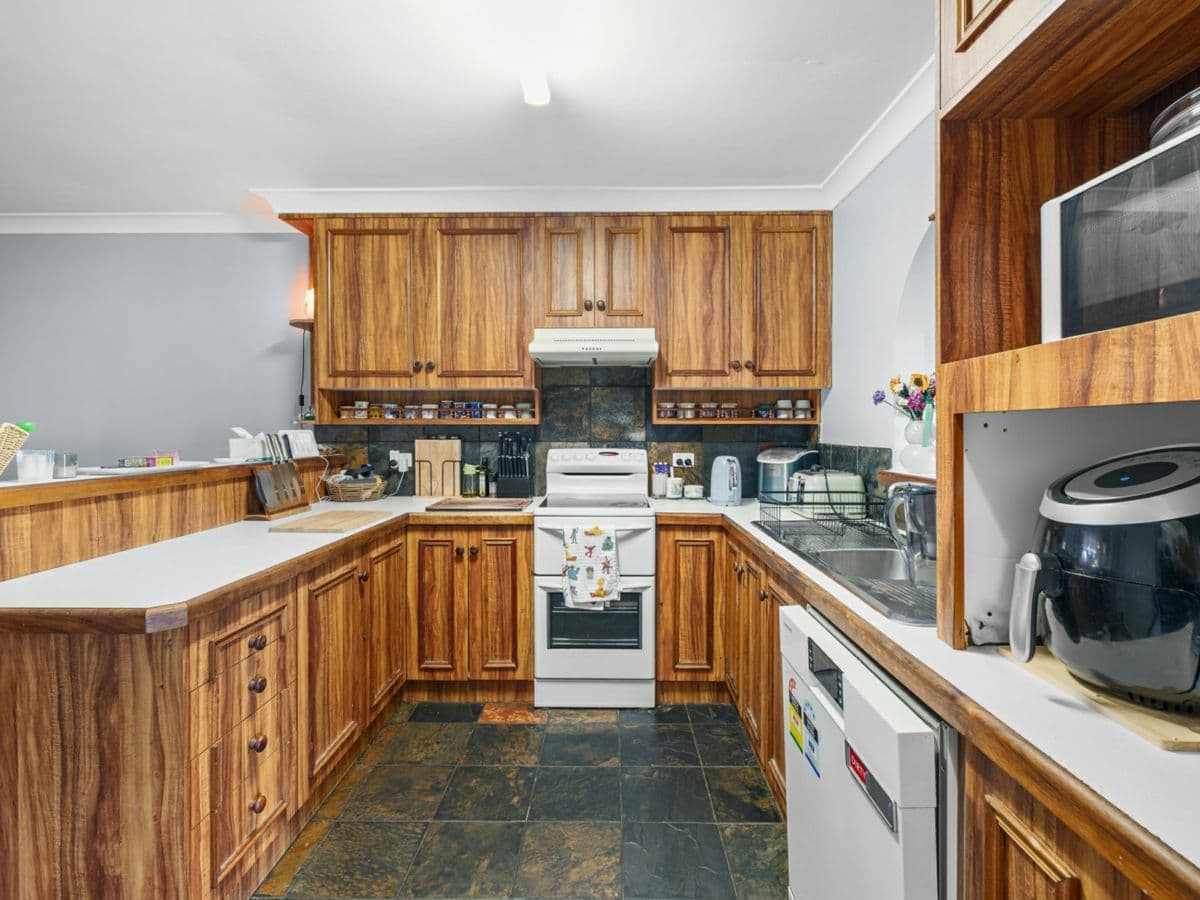 37 Waree Drive, TAMWORTH, Hillvue - Thumbnail 2