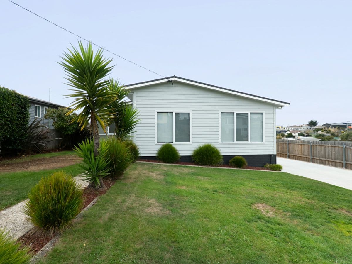 19 Highview Crescent, DEVONPORT, Devonport - Thumbnail 2